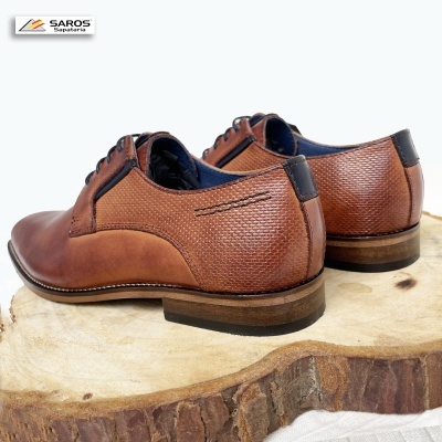 Sapatos de couro castanho com textura e sola de madeira