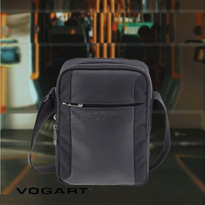 Mala masculina preta em material sintético com fecho e bolso frontal, alça ajustável e texto SAROS ART