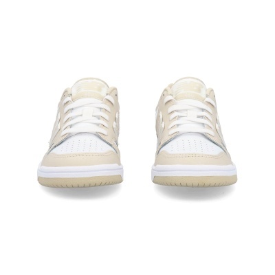 Sapatilhas New Balance bege e branco vistas de frente