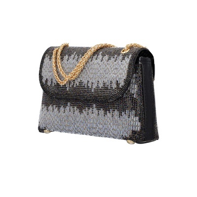 Mala de mão pequena preta com padrão cinza e corrente dourada