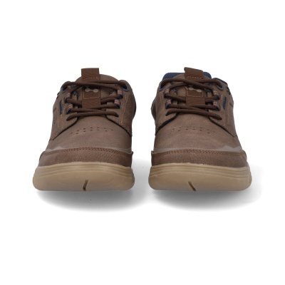 Par de sapatilhas castanhas com sola bege em fundo branco