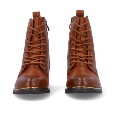 Botas de couro castanho com atacadores e sola preta