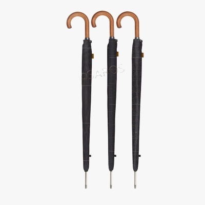 Três guarda-chuvas pretos com cabo curvo de madeira