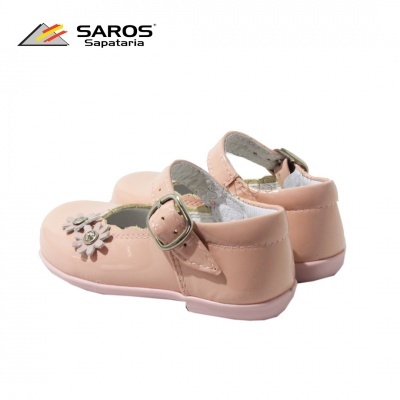 Sapatos de bebé cor bege claro em verniz com decoração floral e fivela dourada