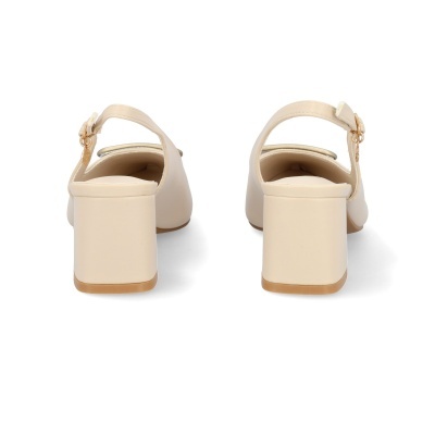 Sapatos de salto médio quadrado cor bege clara com tira ajustável e pendente dourado