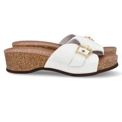 Sandálias brancas com sola de cortiça e fivela dourada