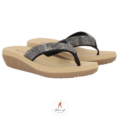 Chinelos com sola bege e tiras pretas brilhantes