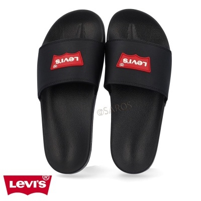 Chinelos Levi's pretos com logótipo em vermelho na faixa superior