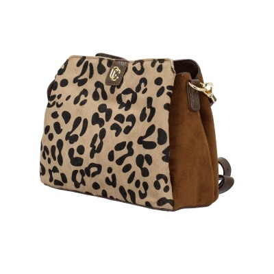 Mala de mão castanha com padrão animal print e detalhes dourados