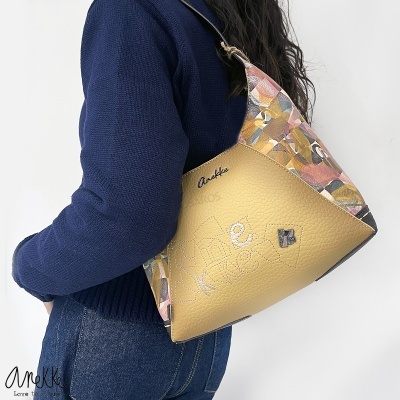 Mala Anekke com padrão floral e painel mostarda