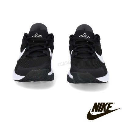 Par de ténis Nike pretos com detalhes brancos visto de frente