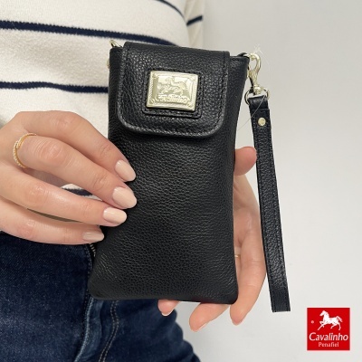 Bolsa de mão preta em pele com placa metálica Cavalinho e tira para punho