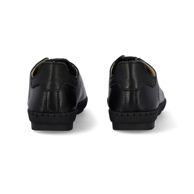 Sapatos pretos em pele vistos de trás