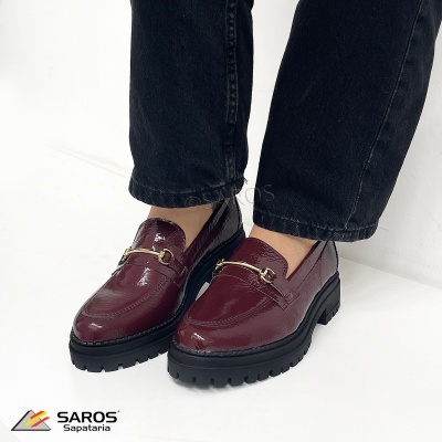Sapatos mocassim vermelhos de verniz com sola preta
