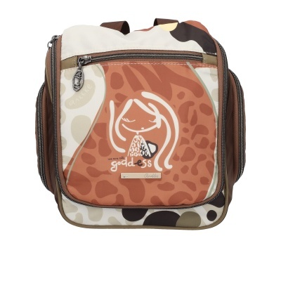 Mochila castanha com padrão animal print e ilustração de mulher