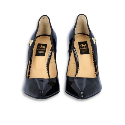 Sapatos de salto alto em verniz preto com detalhe dourado