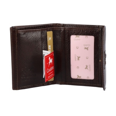 Carteira de pele castanha aberta com etiquetas e visor rosa com logótipo