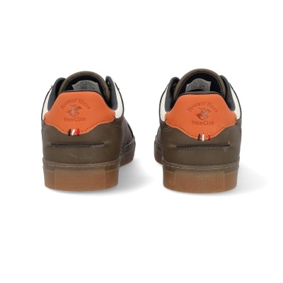 Ténis de pele castanha com detalhe laranja atrás