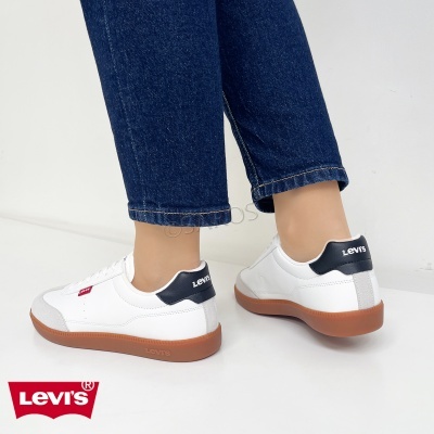 Ténis Levi's brancos com sola castanha e detalhes cinza e preto