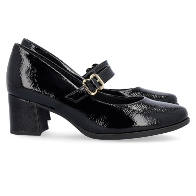 Sapatos pretos em verniz com salto médio e tira com fivela dourada