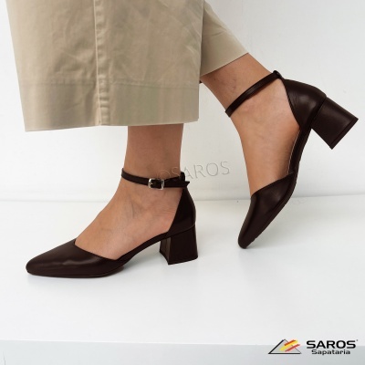 Sapatos de salto médio em pele castanha escura com tiras ao redor do tornozelo
