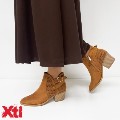 Botas castanho claro com salto e fivela e saia castanha escura