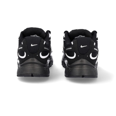 Sapatilhas desportivas Nike pretas com detalhes em branco vistas de trás.