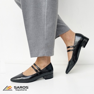Sapatos pretos de couro com salto baixo e tiras em mulher