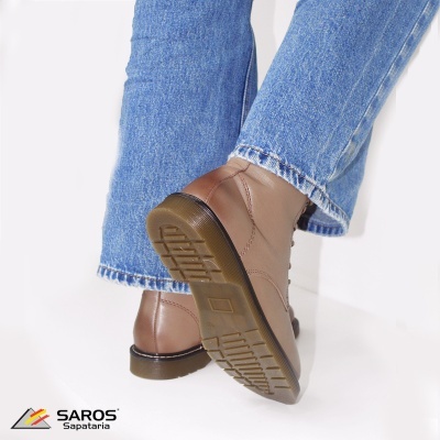 Botins castanhos de couro com sola de borracha antiderrapante