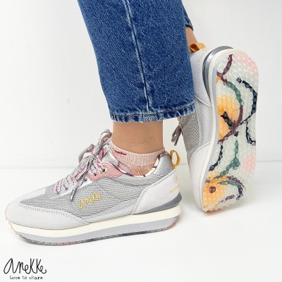 Sapatilhas Anekke cinza e rosa com sola colorida e jeans azul