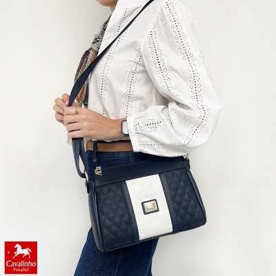 Mala tiracolo azul escura e branca em pele matelassê com placa dourada Cavalinho