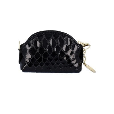 Carteira preta pequena com padrão texturizado e fecho dourado