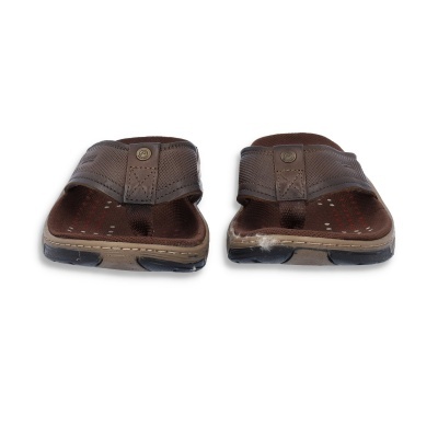 Par de sandálias castanhas em pele com sola preta e bege