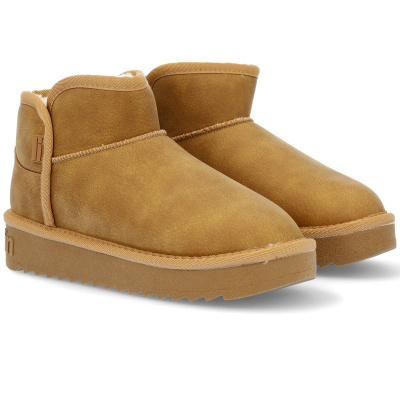 Botas castanhas claras com sola grossa de borracha e logo lin em relevo.