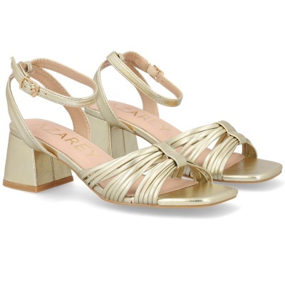 Sandálias douradas de salto médio quadrado com tiras entrelaçadas e fivela.