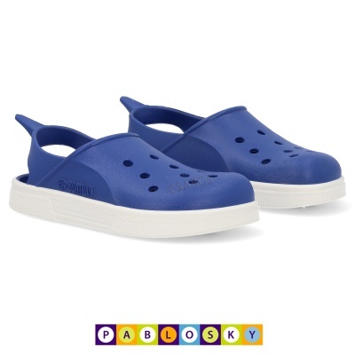 Sapatos tipo clogs azul com sola branca e perfurações, sobre fundo branco com logotipo PABLOSKY