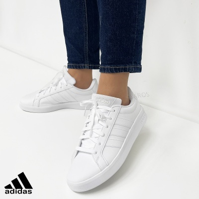 Ténis Adidas brancos com 3 riscas e sola branca