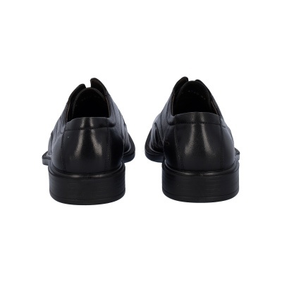 Sapatos pretos de couro vistos de trás
