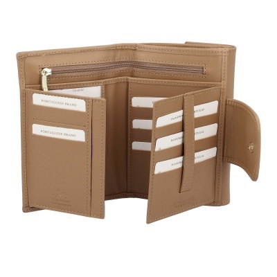 Carteira de pele bege aberta com vários compartimentos para cartões e fecho de pressão
