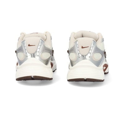 Sapatilhas Nike bege, branco e castanho vistas de trás