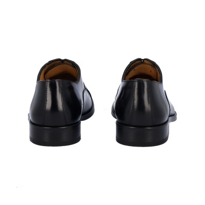 Par de sapatos de couro preto vistos pela parte de trás