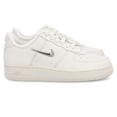 Sapatilhas Nike Air Force 1 brancas com logo metálico prateado