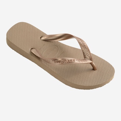 Sandália tipo chinelo Havaianas dourada com sola bege claro