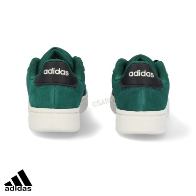 Tênis Adidas verdes com detalhe preto e logótipo branco na parte traseira