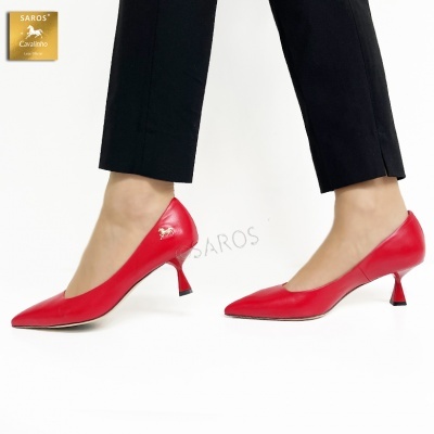 Salto alto vermelho em pele com logotipo SAROS