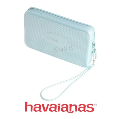 Carteira rígida azul claro com padrão e fecho de correr da marca Havaianas