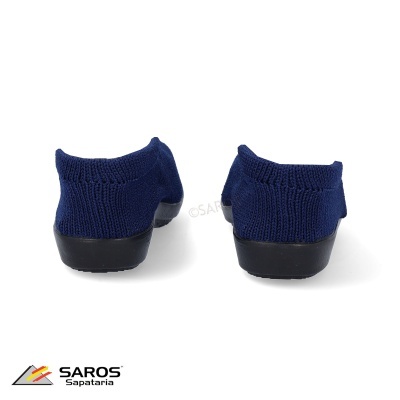 Calçado tipo sapatilha azul escuro com sola preta visto de trás