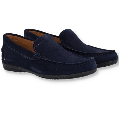 Mocassins azuis escuros em camurça com sola preta e costuras visíveis