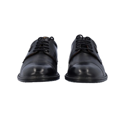 Sapatos pretos de pele clássicos com atacadores, vistos de frente