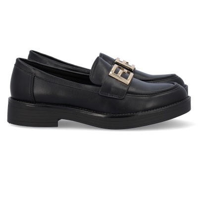 Sapatos mocassim pretos em pele com fivela dourada